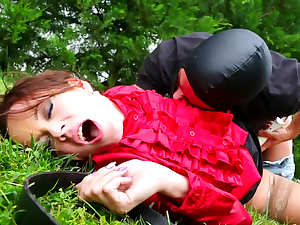 Outdoor blowjob by slender Cindy Dollar